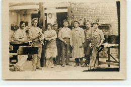 Carte Photo - Groupe D'hommes Autour D'une Femme Dans Un Atelier - Industry