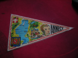 Ancien Drapeau Fanion Touristique Velo Scooter Vespa Voiture Caravane Souvenir De Annecy Bon Etat - Patches