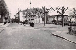 01 - SAN62566 - TREVOUX - La Place De La Terrasse - CPSM 14x9cm - Trévoux