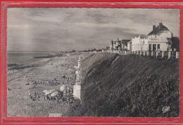 Carte Postale 44. Tharon-plage  Le Casino Et La Plage  Très Beau Plan - Tharon-Plage