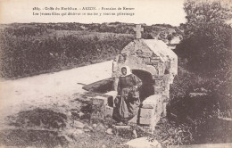 Arzon * Rue , Fontaine De Kerner * Femme En Coiffe - Arzon