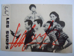 LES SURFS - Autographe Handtekening Format 15 X 10 Cm (704) - Chanteurs & Musiciens