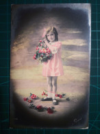 CARTE POSTALE, Art, Petite Fille Posant Avec Un Bouquet De Fleurs Et/ou Une Composition Florale. Belle Variété De Couleu - Children And Family Groups