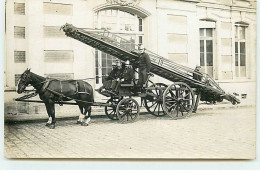 Pompiers - Carte Photo - Sapeurs-Pompiers Avec Leur Grande échelle - Firemen