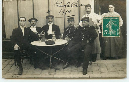 Carte Photo à Localiser - Hommes Dont Des Militaires Attablés à Une Terrasse De Café - Cafes