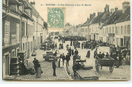 HOUDAN - La Rue D'Epernon Le Jour Du Marché - Houdan