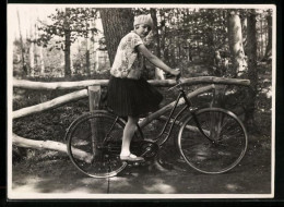 Fotografie Mädchen Mit Fahrrad, Velo, Bicycle Im Wald  - Cycling