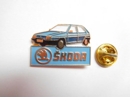 Beau Pin's En Relief  , Auto Skoda , VW , VAG , Non Signé - Volkswagen