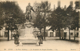   69 - LYON - La Place Sathonay _ Le Monument Du Sergent Biandan - Lyon 1