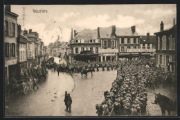 CPA Vouziers, Des Soldats Auf Dem Platz  - Vouziers