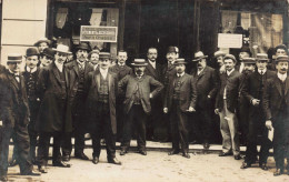 HOMMES _S29076_ A Identifier - Carte Photo - Groupe D'hommes Devant Un Magasin Pour La Chasse - Hombres