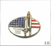 Pin’s Espace / Kennedy Space Center Avec Navette Spatiale Américaine & Drapeau. Est. Pinnacle Designs. EGF. T1010-18 - Espace