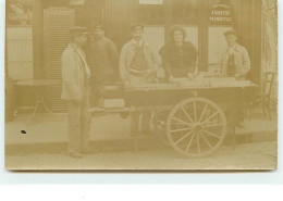 Carte-Photo - Marchande Devant Un Café - Absinthe Pernod Fils - Petits Métiers à Paris