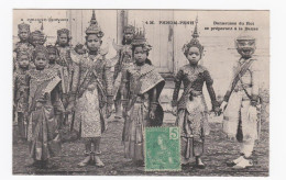 Phnom-Penh - Danseuses Du Roi Se Préparant à La Danse - Cambodia