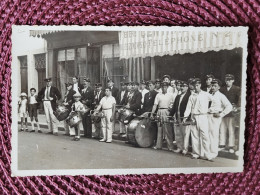 Carte Photo , Groupe Musical Devant Un Restaurant ?oledzinowski - Restaurants