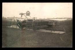 AVIATION - AVION BIPLAN ACCIDENTE, RETOURNE A L'ATTERISSAGE - CARTE PHOTO ORIGINALE - 1919-1938