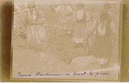 FEMMES MACEDONIENNES TIRANT LA PIERRE - CARTE PHOTO - - North Macedonia