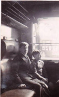 Petite Photo Originale -1937 - Dans Le Compartiment Du Train Du Havre A Paris - Trains