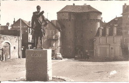 MARVEJOLS (48) Statue Henri IV Et Porte Soubeyran En 1960  CPSM  PF - Marvejols