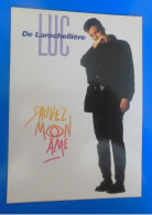 AUTOGRAPHE DE LUC DE LAROCHELLIERE SUR CARTE POSTALE - Singers & Musicians