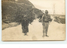 MACEDOINE - Homme Et Femme Portant Des Fagots De Bois - Macédoine Du Nord