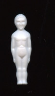 FEVE  - FEVES - ANCIENNE - PLASTIQUE BLANC - ENFANT NU, BRAS LE LONG DU CORPS,  TRES FINE - H : 3,2 Cm - Antiche