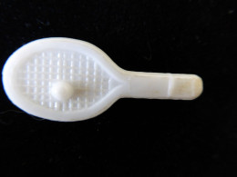 FEVE  - FEVES - ANCIENNE - PLASTIQUE BLANC - LA RAQUETTE - Olds