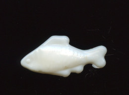 FEVE  - FEVES - ANCIENNE - PLASTIQUE BLANC - LE POISSON - Antiche