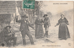 BOURREE D'AUVERGNE  PRESENTATION DES DAMES   CPA  CIRCULEE - Auvergne Types D'Auvergne