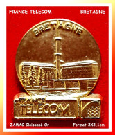 SUPER PIN'S "FRANCE TELECOM :BRETAGNE" En ZAMAC Base Or, Logo En Creux Et 3D, Format 2X2cm - France Telecom