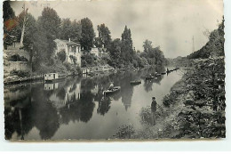 COURBEVOIE - L'Ile De La Jatte - Café, Procession De Barques - Courbevoie