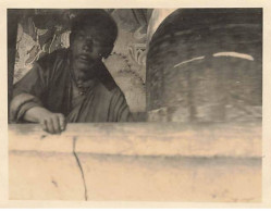 Photo - Tibet - Illettré Tibétain Tournant Un Gros Moulin à Prière Dans Un Monastère - Format 11 X 8,5 Cm - Tibet