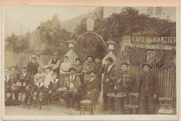 Carte Photo - UGINE - Café Deronzier - Groupe Trinquant à La Terrasse Du Café - Famille Jacquet - Ugine