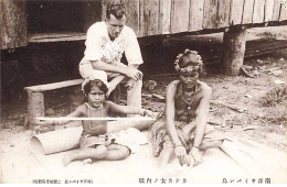 Mariannes - SAIPAN - Une Famille Assise Devant Un Bungalow - Noordelijke Marianen