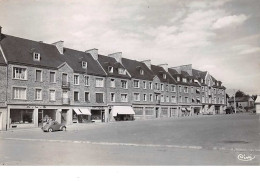 50 . N° 101591 . Cpsm .9x14 Cm .st Hilaire Du Harcouet .place Louis Delaporte . - Saint Hilaire Du Harcouet