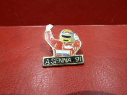 PIN'S " PILOTE F1 A.SENNA ". - F1