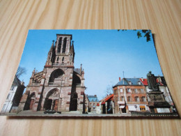 Phalsbourg (57).L'église Catholique - La Place D'Armes, Au Premier Plan à Droite, Le Monument Lobau. - Phalsbourg