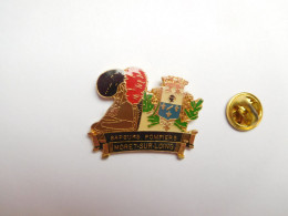 Superbe Pin's , Sapeurs Pompiers De Moret Sur Loing , Blason , Seine Et Marne - Pompiers