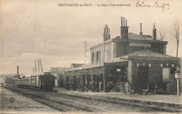 NEUFCHATEL EN BRAY - La Gare, Vue Extérieure. - Stations With Trains