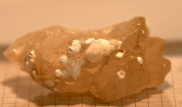 Okenite Sur Quartz - Minerals