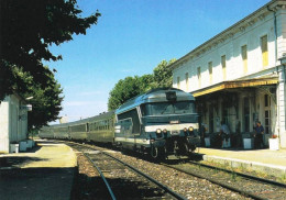 26  - Drome -   Gare De CREST - Tractée Par La BB67578 Une Rame Du T E R LIVRON - BRIANCON Va S'arreter - Crest