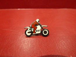 PIN'S " MOTO ELF ". - Motorfietsen