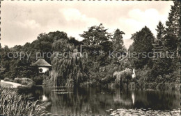 72081801 Bad Pyrmont Kurpark Mit Borkenhaeuschen Und Gaenseliesel Teich Bad Pyrm - Bad Pyrmont