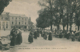 56 LE FAOUET - La Place Un Jour De Marché - L'Hotel De La Croix D'Or  - TTB - Le Faouet