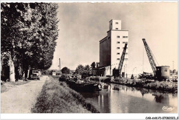 CAR-AAKP1-51-0001 - VITRY-LE-FRANCOIS - Le Canal - Péniche, Grues - Vitry-le-François