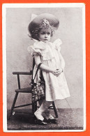 14985 /⭐ Fillette Habillée Mode 1900s Chapeau Robe Sac à Main  - Gruppen Von Kindern Und Familien