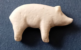 FEVE - FEVES -  "ANCIENNE" - BISCUIT  BLANC MAT - LE COCHON    - 2 SCANS - Antiche