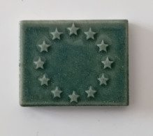 FEVE - FEVES -    "ANCIENNE" - BISCUIT  ÉMAILLÉ COLORIS VERT SAPIN - DRAPEAU EUROPEEN - Anciennes