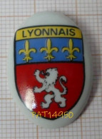 PAT14950 BLASON Du LYONNAIS En PORCELAINE - Cities