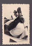 Photo Originale Vintage Snapshot  Vernaculaire Insolite  Jeune Fille Jeunes Filles Chahut Dans Pedalo  (clsnapsh4) - Non Classés